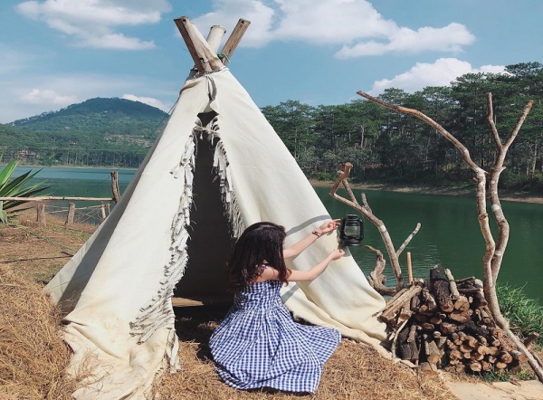 túp lều cạnh hồ nước secret garden