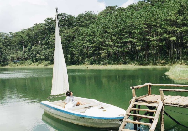 cano cạnh hồ nước secret garden