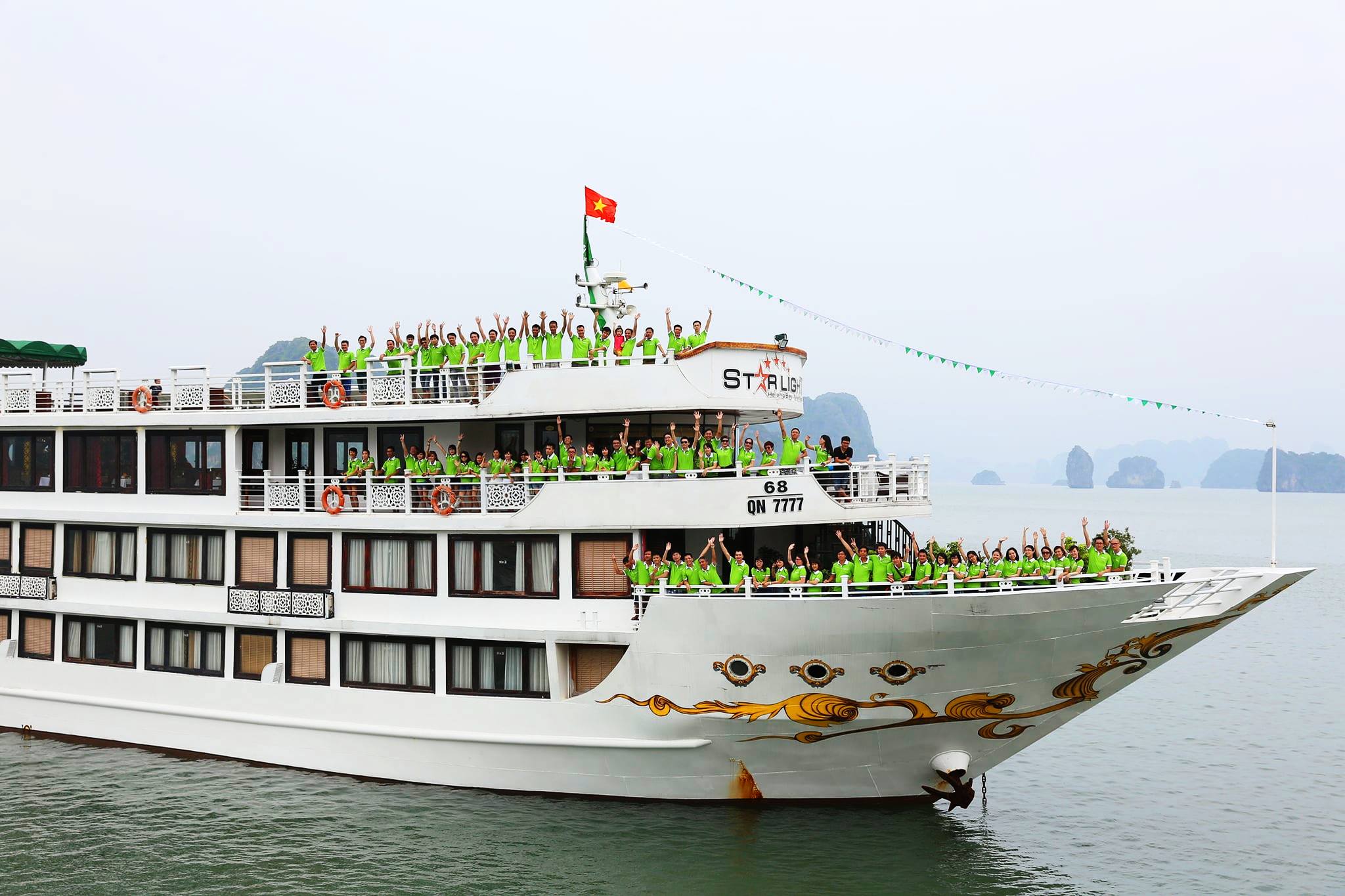 tàu đi hạ long