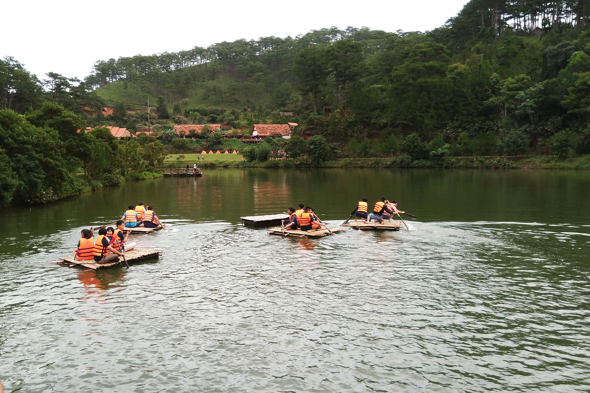 chèo bè trên hồ làng cù lần