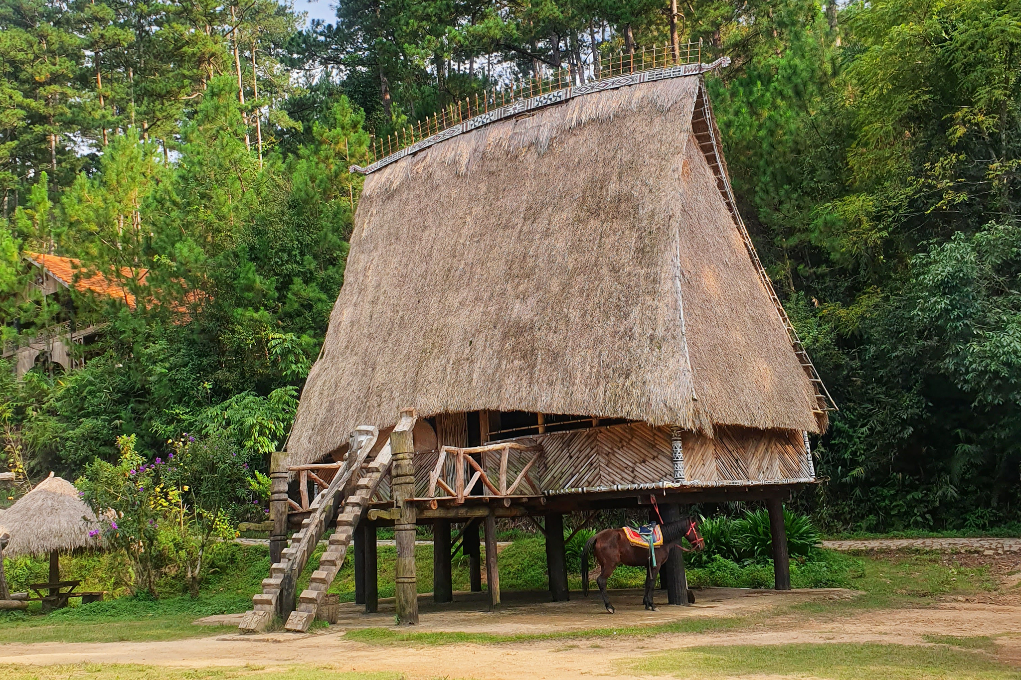 nhà rông cổ làng cù lần