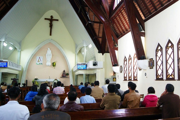 tham gia hành lễ tại nhà thờ domaine de marrie