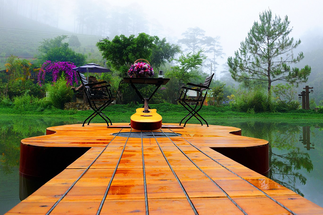 cây đàn guitar giữa hồ ma rừng lữ quán