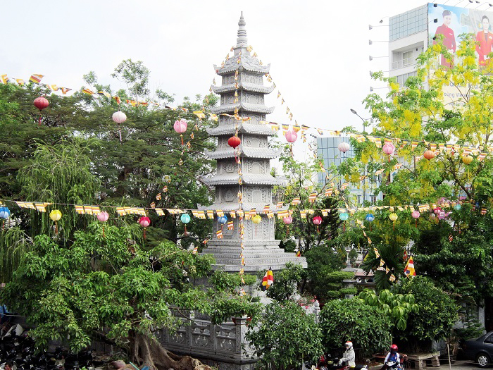 tháp đá chùa vĩnh nghiêm