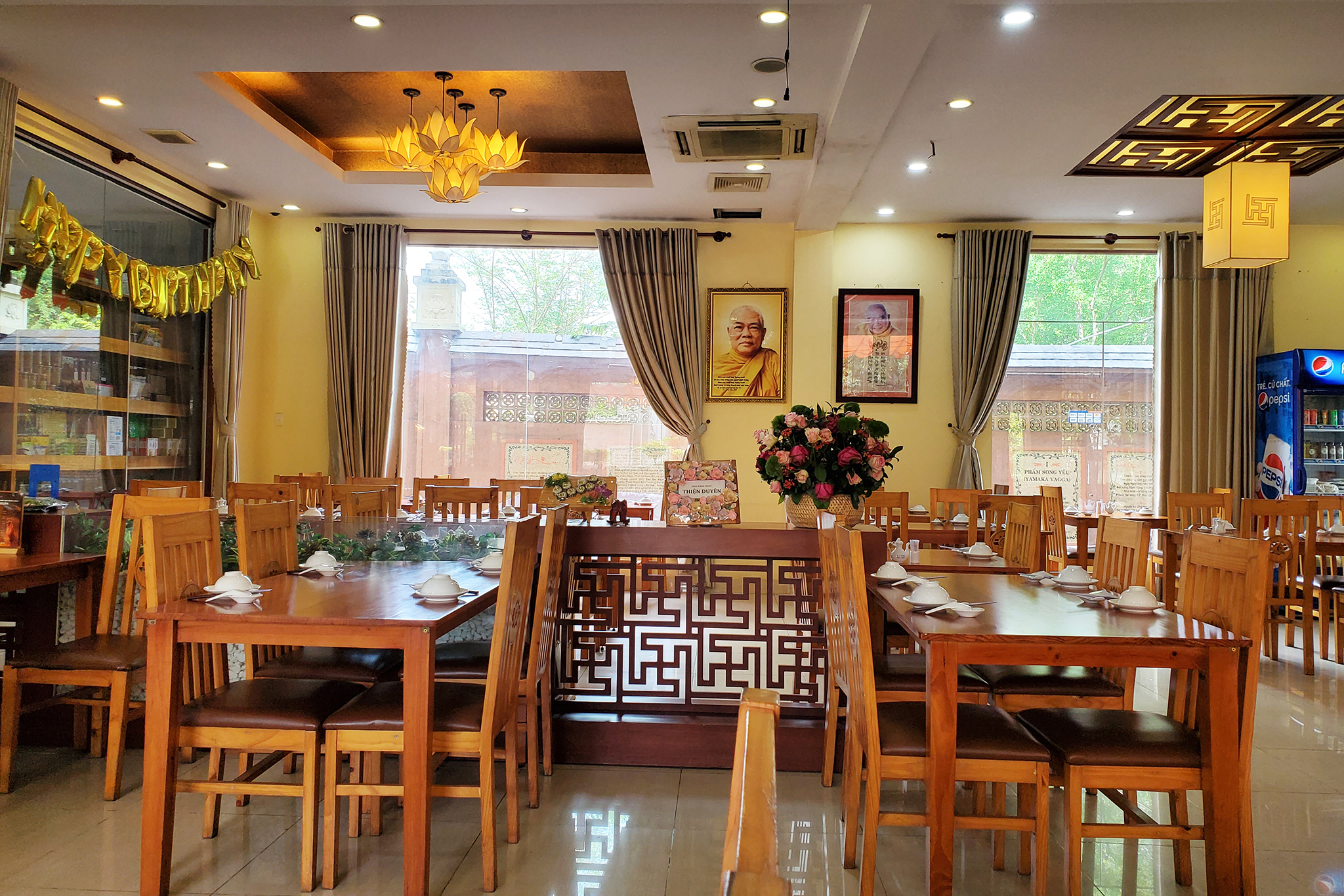 nhà hàng chay ở pháp viện minh đăng quang