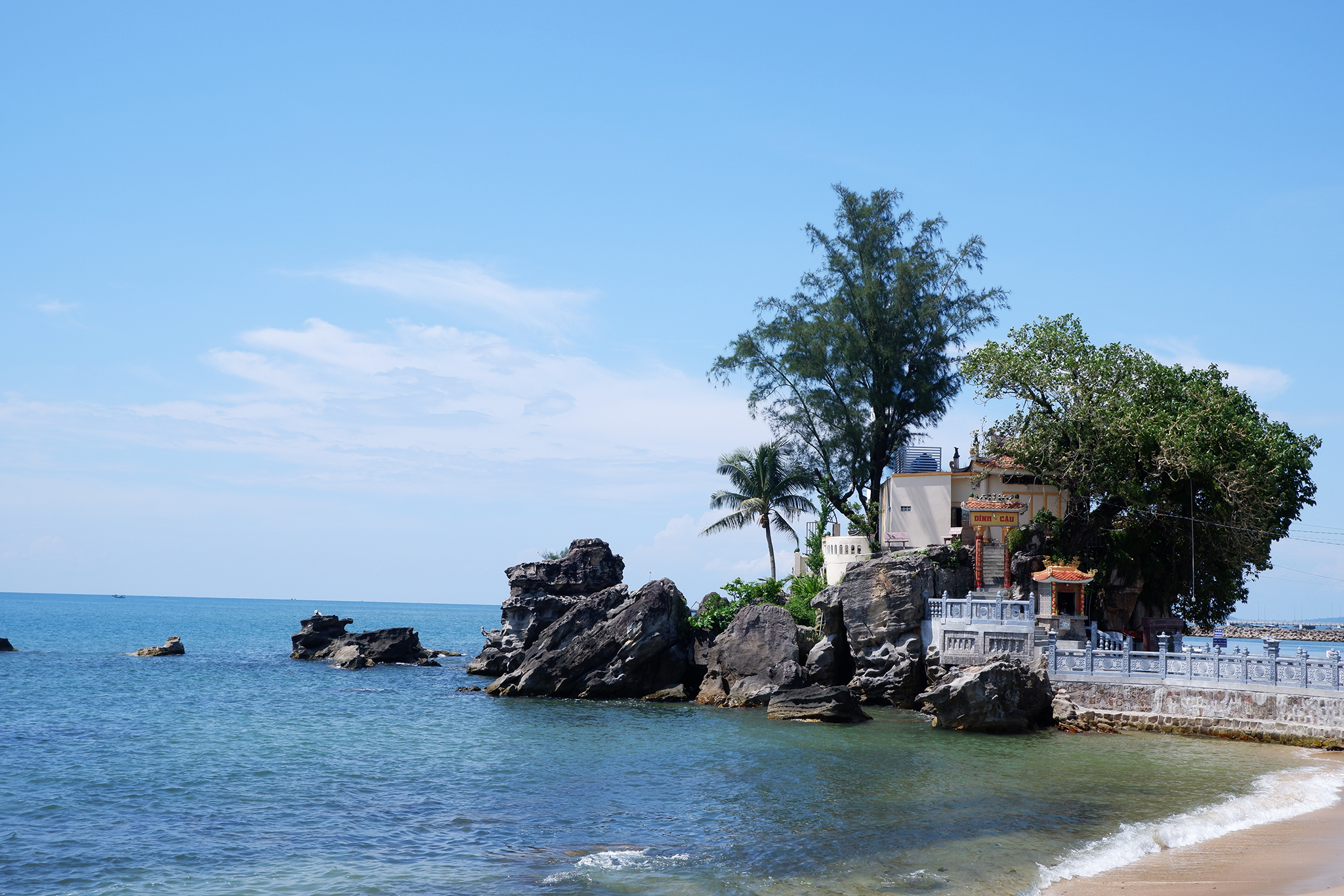 dinh cậu phú quốc gần chùa hộ quốc