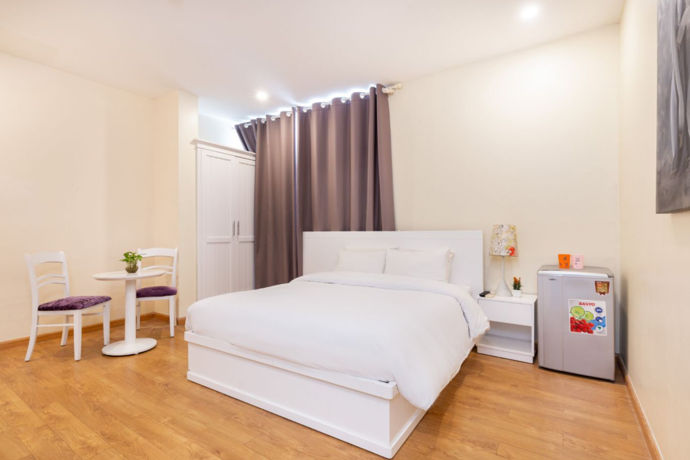 khách sạn queen central gần nhà thờ đức bà