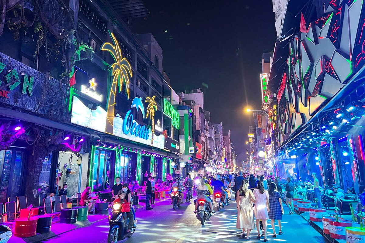 đi chơi trung thu ở phố bùi viện