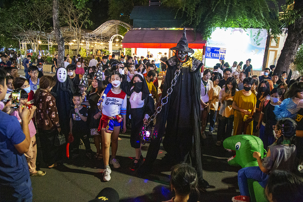 chơi halloween ở phố đi bộ hồ gươm